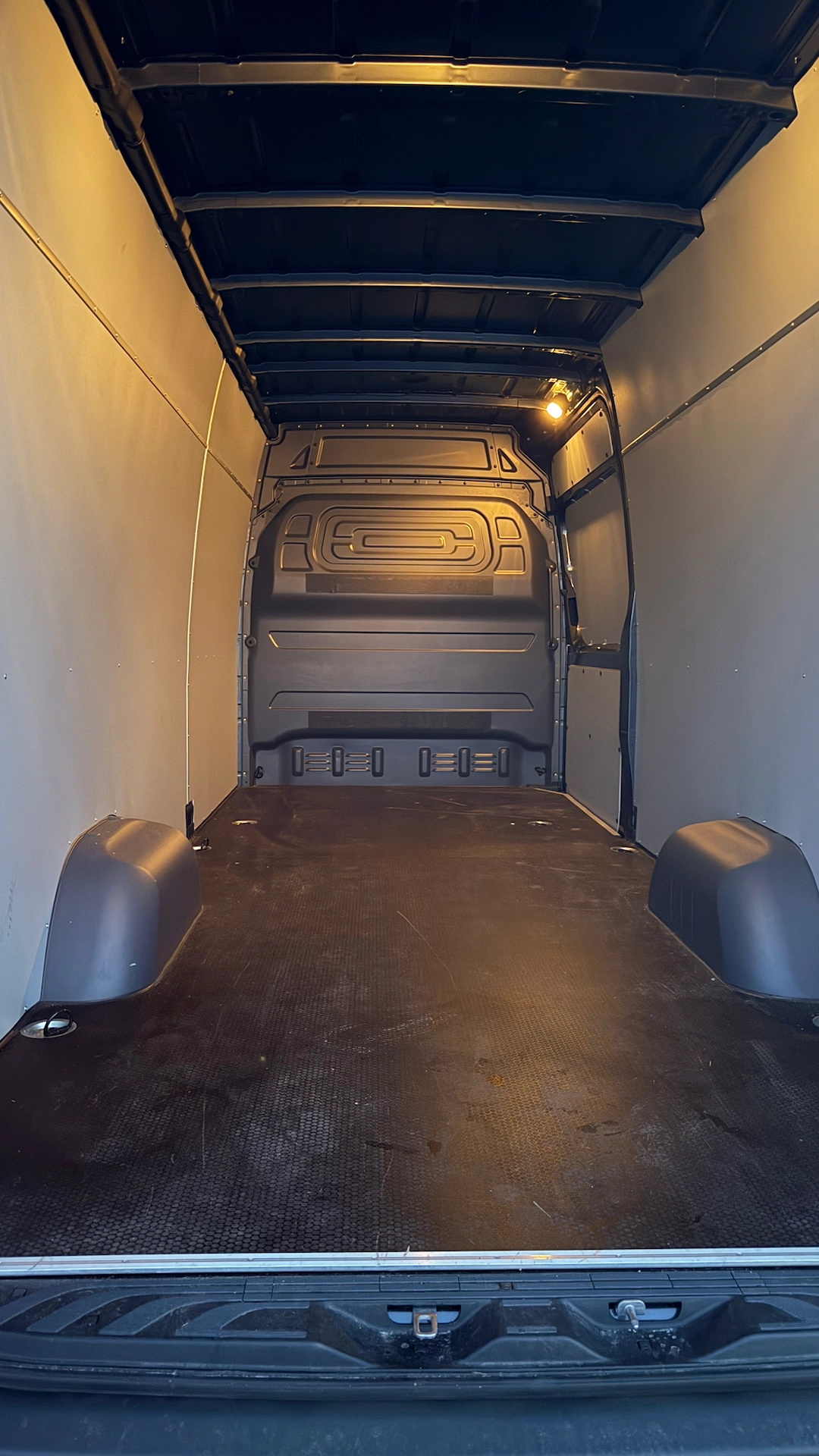 Pakettiauton avara tavaratila